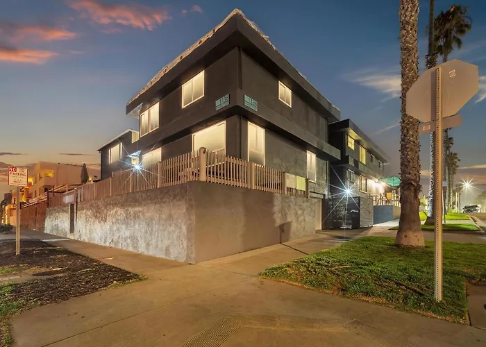 Tower 9 Oceanside, 1Bd Boutique Retreat, Steps From The Beach, Sleeps 4