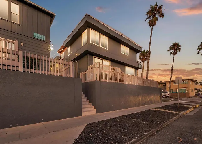 Tower 9 Oceanside, 1Bd Boutique Retreat, Steps From The Beach, Sleeps 4