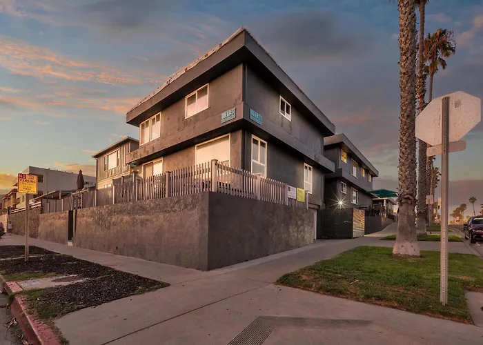 Steps From The Beach, 1Bd Contemporary Condo At Tower 9 With Foosball And Garage
